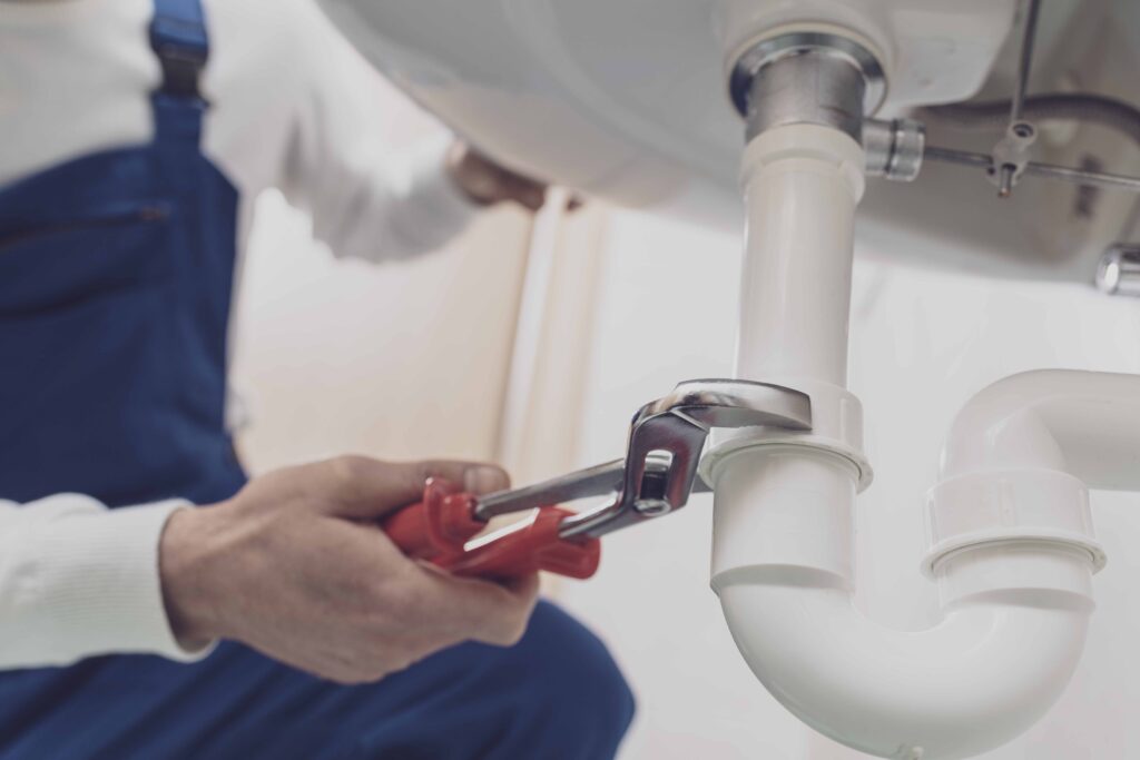 loodgieter ontstoppingsbedrijf Amstelveen repareert de wasbak
